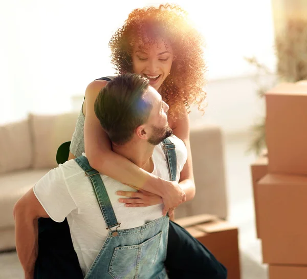 Σύζυγος και η σύζυγος είναι στην ευχάριστη θέση να κινηθεί προς ένα νέο διαμέρισμα. — Φωτογραφία Αρχείου