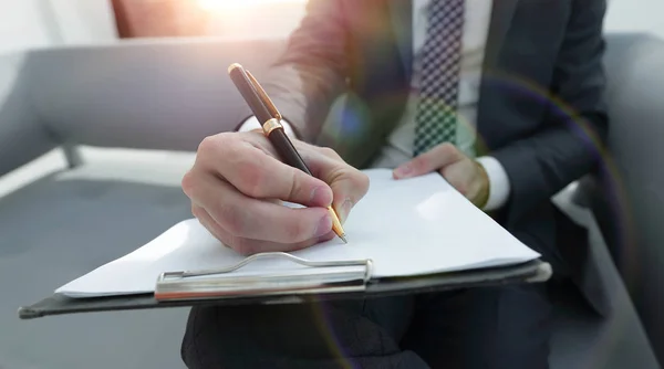 Affärsman tecknar avtal. Håller pennan i hand. — Stockfoto