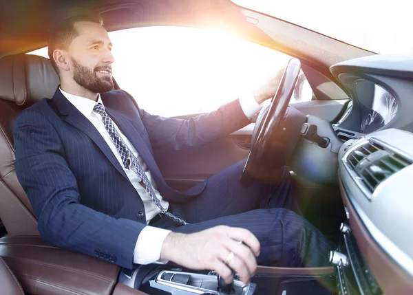 Uomo d'affari seduto al volante di una macchina — Foto Stock