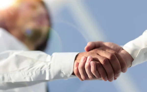 Närbild foto av handslag av två framgångsrika affärsmän — Stockfoto