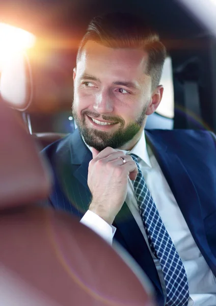 Gros plan d'un homme d'affaires prospère assis dans une voiture confortable — Photo