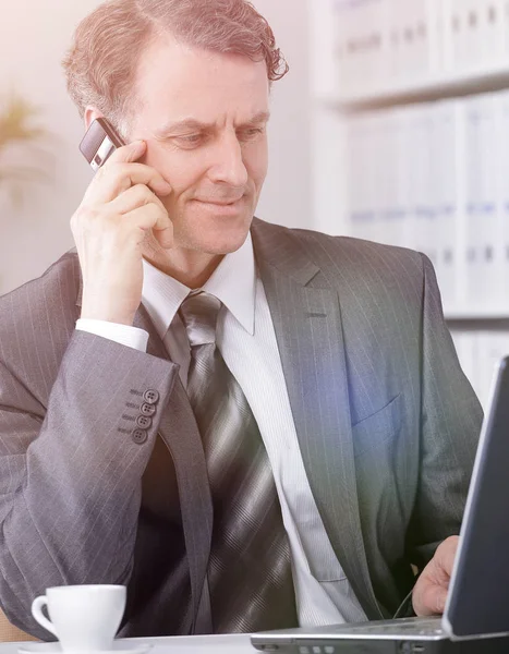 Uomo d'affari che fa conversazione telefonica sul posto di lavoro — Foto Stock