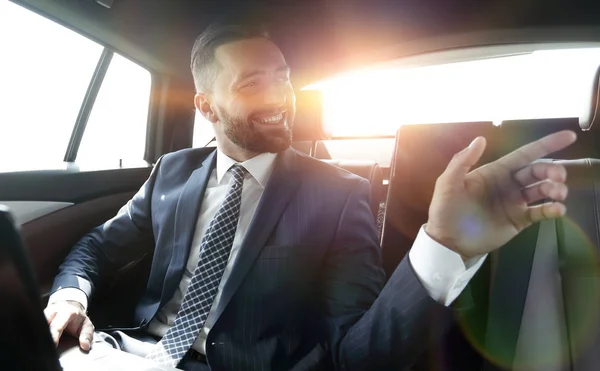 Fiducioso uomo d'affari che parla in auto — Foto Stock