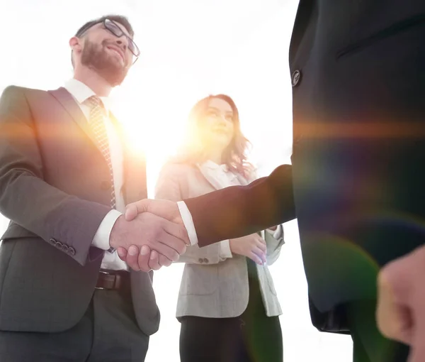 Close-up zakenman handdruk samen op vergaderzaal — Stockfoto