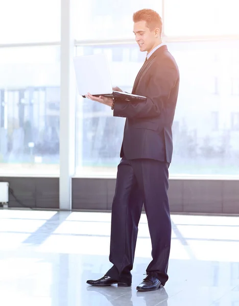 Manliga företagsledare använder laptop i office — Stockfoto