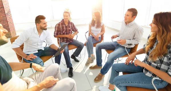 Equipe sentada em uma lição sobre a formação de equipe — Fotografia de Stock