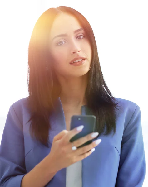 Portrait of a woman using a cell phone — Stock Photo, Image