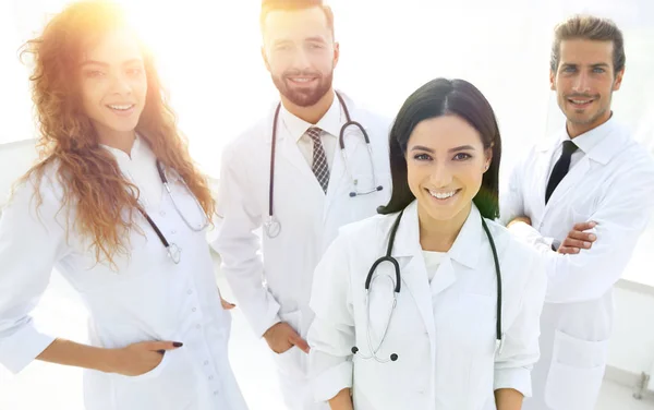 Groep van gezondheidswerkers portret in ziekenhuis — Stockfoto