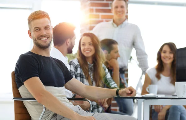 Groupe créatif de jeunes dans le bureau — Photo