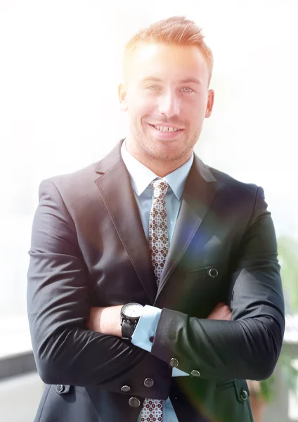 Porträt eines selbstbewussten Geschäftsmannes, der aus dem Fenster des Büros blickt. — Stockfoto