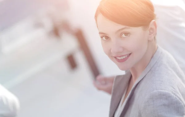 Selbstbewusste Geschäftsfrau auf verschwommenem Hintergrund. — Stockfoto