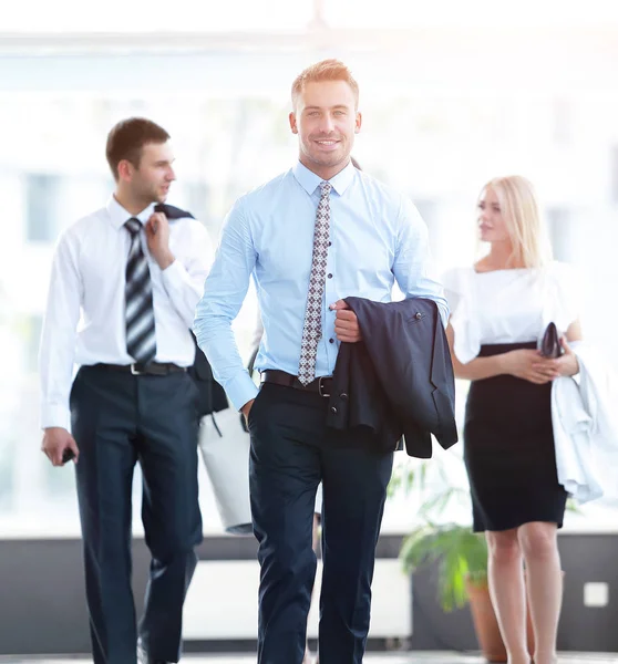 Homme d'affaires debout au centre du bureau moderne — Photo