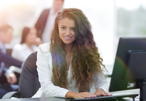 Manager kvinna som sitter bakom ett skrivbord — Stockfoto