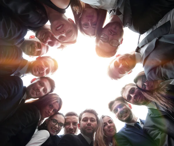 Große Business-Team bildet einen Kreis und blickt auf den Kameramann — Stockfoto