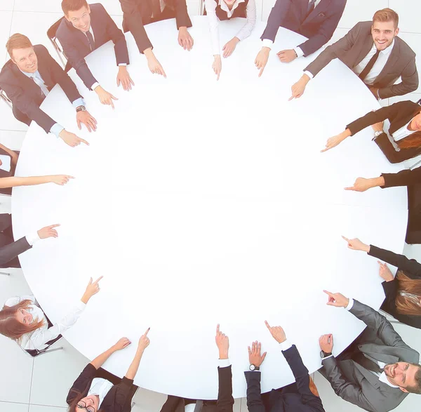 Grupo de empresários sentados à mesa redonda. o conceito de negócio — Fotografia de Stock