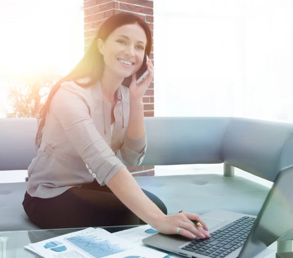 Mujer de negocios moderna discutiendo problemas financieros en el teléfono inteligente — Foto de Stock