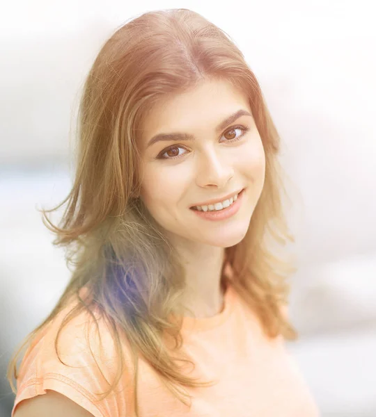 Primer plano retrato de una joven sobre fondo borroso . — Foto de Stock