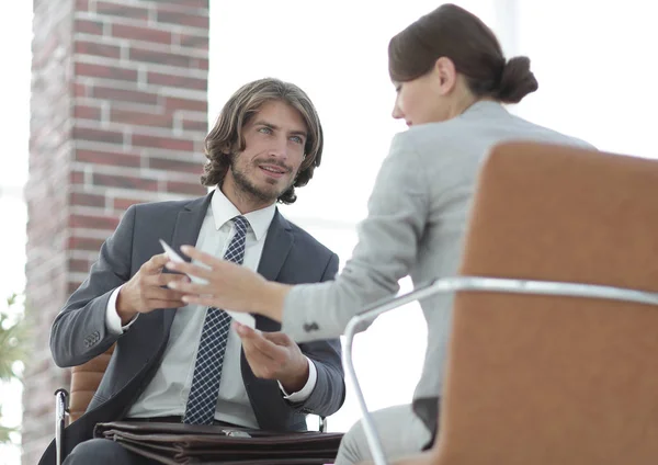 Una conversación relajada de un hombre y una mujer en la oficina — Foto de Stock