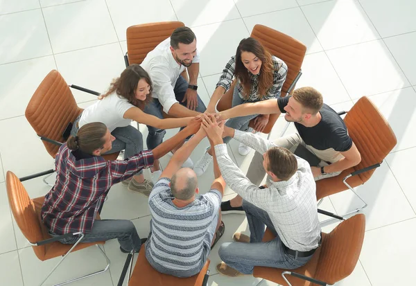 Vista dall'alto. team di lavoro mostra la sua unità — Foto Stock