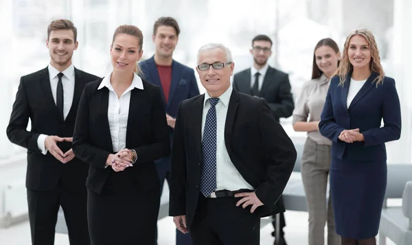 Seriös affärsman och affärskvinna på bakgrunden av kontorspersonal. — Stockfoto