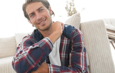 mutlu adam yeni bir daire içinde halı üzerinde oturan.