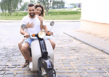 Genç çift sürme motosiklet City