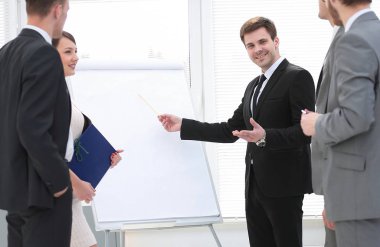 üst düzey yöneticisi yeni projenin sunumunu sağlar