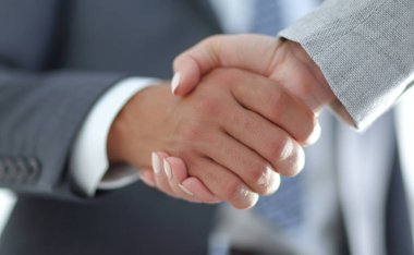 İşadamları el sıkışma başarılı iş toplantı sonrasında