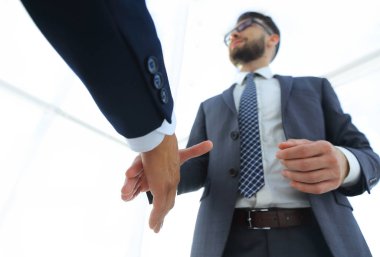 İki iş adamı el sıkışacak.