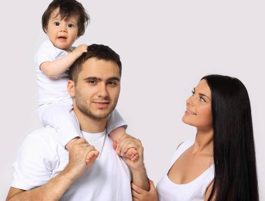 beyaz zemin üzerinde mutlu bir aile