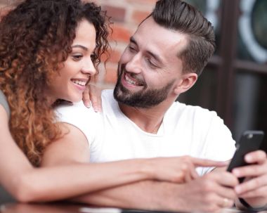 Güzel bir çift kahve içiyor, birlikte eğleniyorlar..