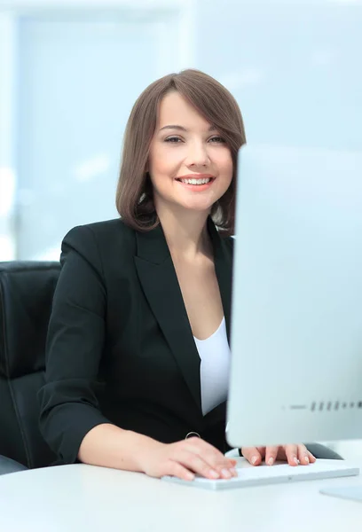 Mulher de negócios que trabalha com computador em um escritório — Fotografia de Stock