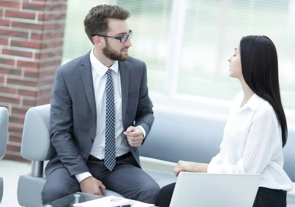 Employés de l'entreprise parlant sur le lieu de travail . — Photo