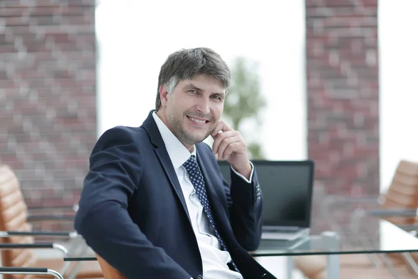 Senior manager sitting at the desk — Stock Photo, Image