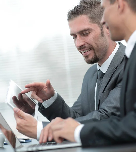 Colegas de negocios que trabajan con Tablet PC . — Foto de Stock