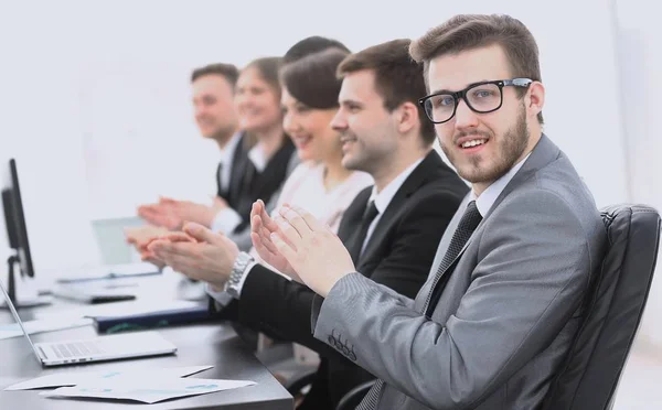 Gerente e equipe de negócios aplaudindo o palestrante — Fotografia de Stock