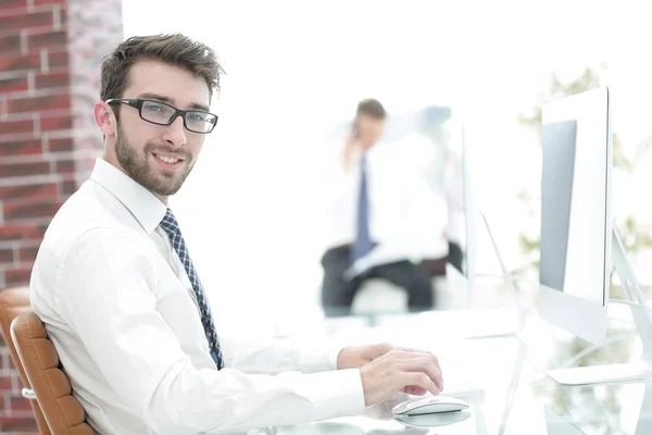 Úspěšný podnikatel na rozmazaném pozadí kanceláře — Stock fotografie