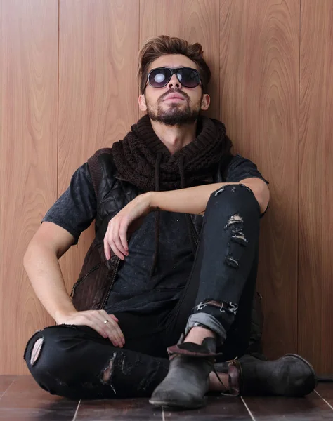 Neformální mladý muž s plnovousem, sedí na podlaze — Stock fotografie