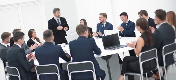 Empresario hablando de una propuesta en las negociaciones. — Foto de Stock