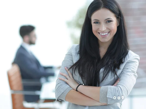 Exitosa joven mujer de negocios en el fondo de la oficina — Foto de Stock