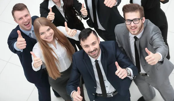 Equipe de negócios bem sucedida segurando um polegar para cima — Fotografia de Stock