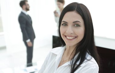 perspektif başarılı genç kadın ofiste