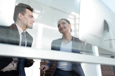 bilgisayar ekranına bakarak iş concept.colleagues