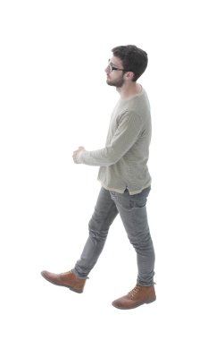 yan görünümü. modern genç adam güvenle ileri gider.