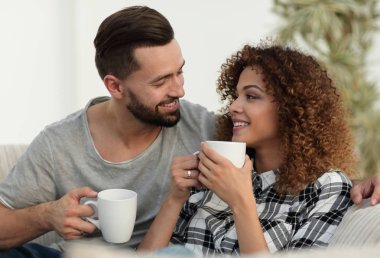 Sevgi dolu bir çift kanepe oturma odasında oturup Close-Up