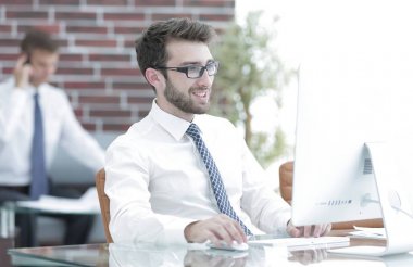 Yöneticisi inşaat üstünde bir bilgisayar