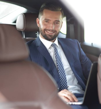 Bir arabada oturan başarılı bir iş adamı Close-Up