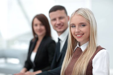 profesyonel iş ekibi masa başında otururken çalışıyor.