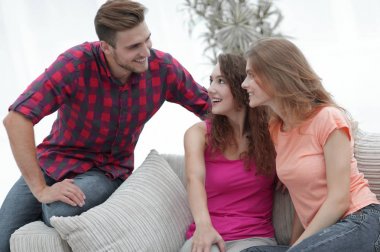 oturma odasında kanepede oturan öğrencilerin grup.