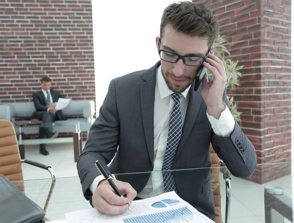 Uomo d'affari che lavora con grafici finanziari — Foto Stock